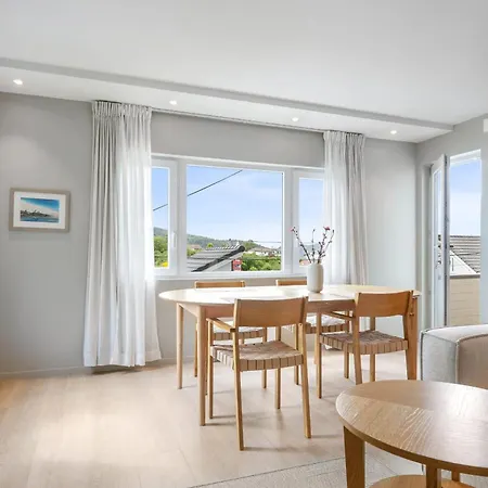 Mountain View & Balcony - Newly Renovated Bergen