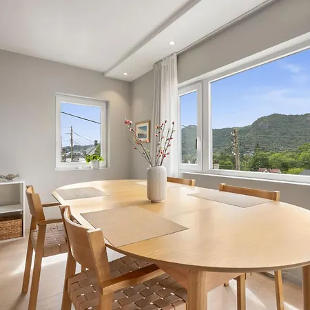 Mountain View & Balcony - Newly Renovated Apartment Bergen