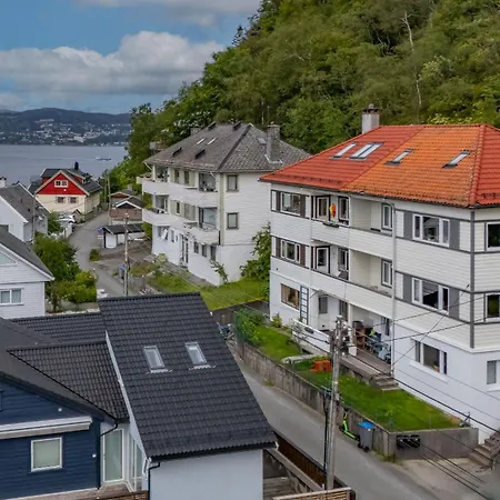 Mountain View & Balcony - Newly Renovated Apartment Bergen
