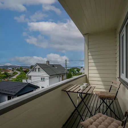 Apartment Mountain View & Balcony - Newly Renovated