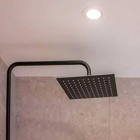 Mountain View & Balcony - Newly Renovated Apartment *